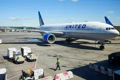 United Airlines reported third-quarter profits of US$949 million, down 1.7 per cent from the year-ago level, as growth in operating expenses edged out the increase in revenues of 2.6 per cent to US$15.2 billion.
