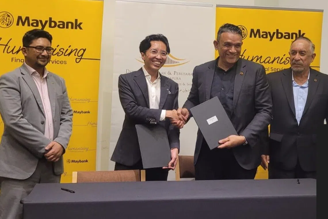Sazzali Sabandi, head of Islamic banking at Maybank in Singapore (second from left), with Dr Abdul Malik Hassan, president of Singapore Malay Chamber of Commerce and Industry (third from left). 