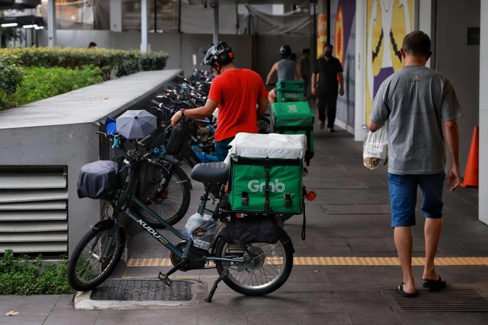 Some malls do not have a parking grace period for deliverymen. 