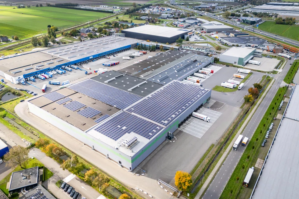 The property has 30,398 sq m of net lettable area, with a nine-to-one warehouse-office split.