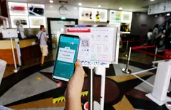 The use of TraceTogether (TT) and SafeEntry (SE) is also being stepped down. Most venues will no longer require check in using the TT application or token, except for larger events with more than 500 participants at any time, and certain nightlife establishments where VDS checks are still required. 