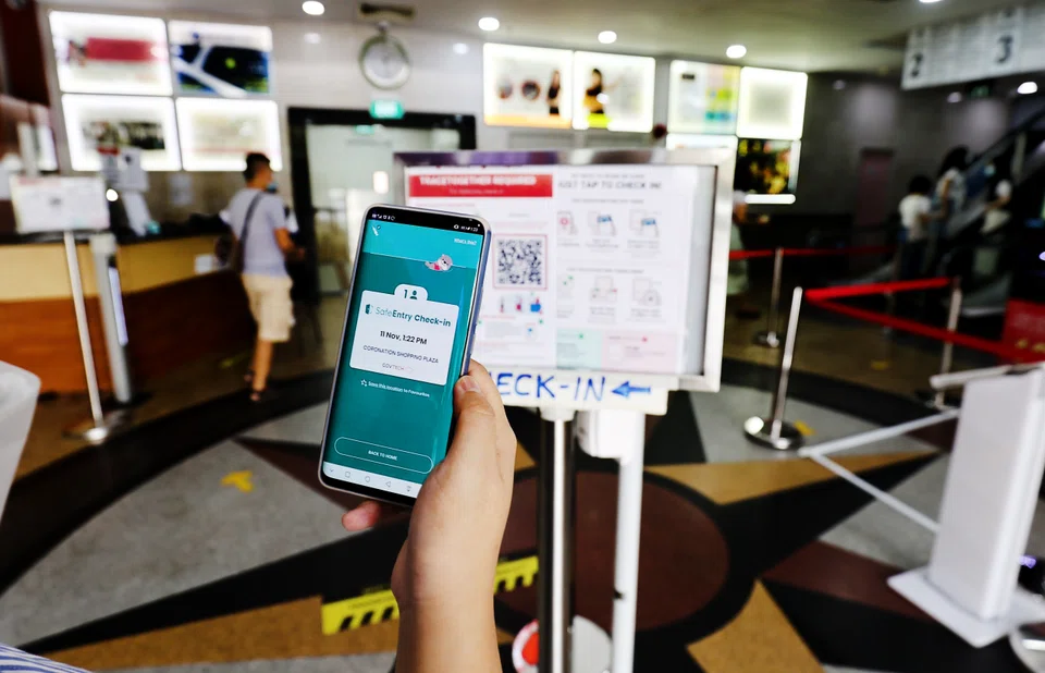 The use of TraceTogether (TT) and SafeEntry (SE) is also being stepped down. Most venues will no longer require check in using the TT application or token, except for larger events with more than 500 participants at any time, and certain nightlife establishments where VDS checks are still required. 