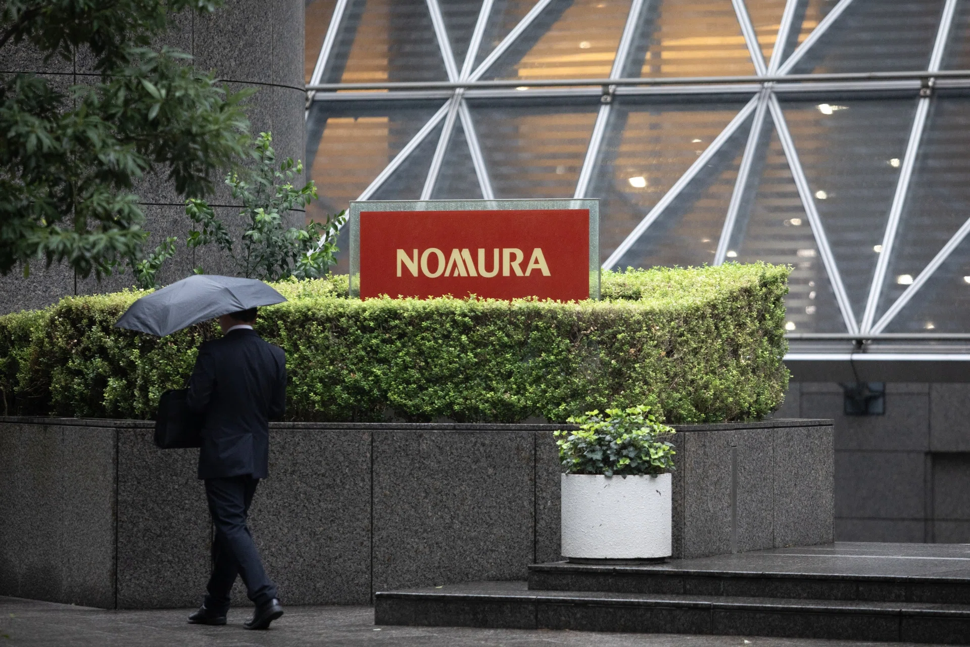Nomura to boost rates and FX trading units, sees more market volatility