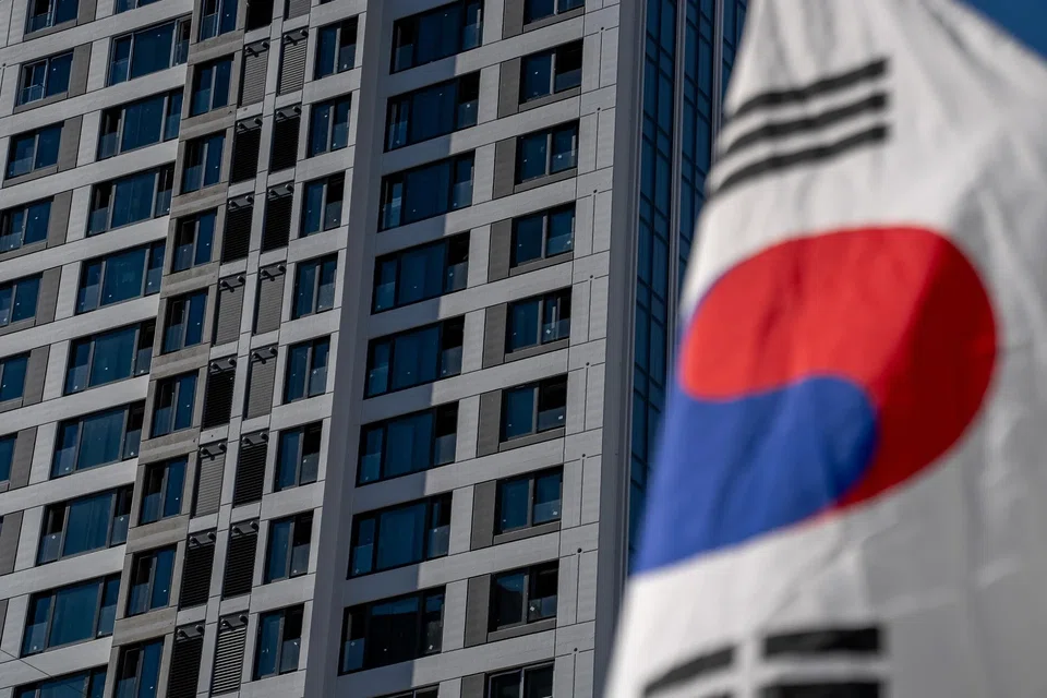 Apartment prices in the greater Seoul area have soared for 21 consecutive weeks and posted their biggest increase in nearly seven years. 