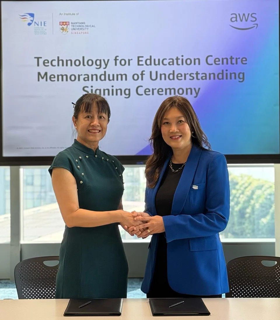 NIE's director, Professor Liu Woon Chia (left), and AWS' worldwide public sector and Singapore country manager, Elsie Tan at the signing of the memorandum of understanding.