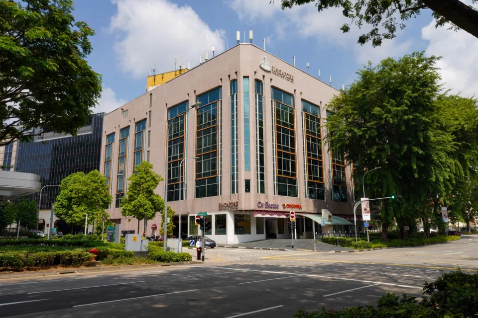 Singapore Shopping Centre is a 99-year leasehold development located opposite Dhoby Ghaut MRT station. 