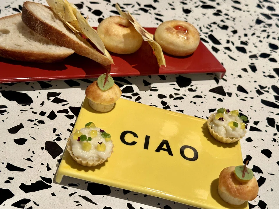 A range of snacks kicks off the meal.