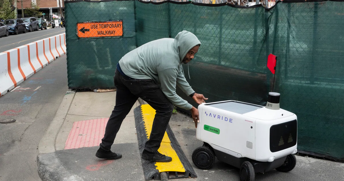 This robot will deliver your food, if it doesn’t get smashed first
