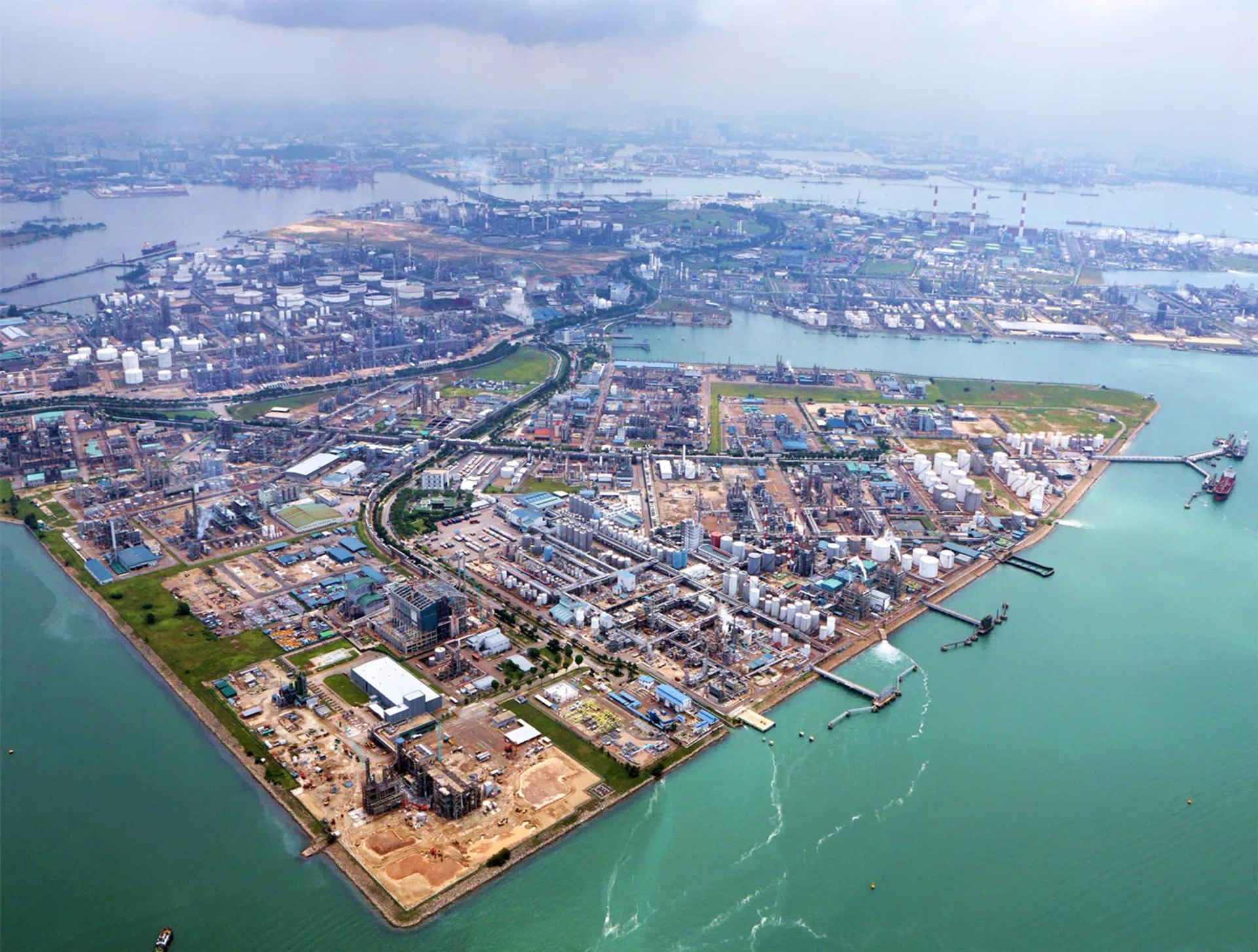 Construction of Jurong Island Logistics Hub Phase 2 reaches 3rd, 4th ...