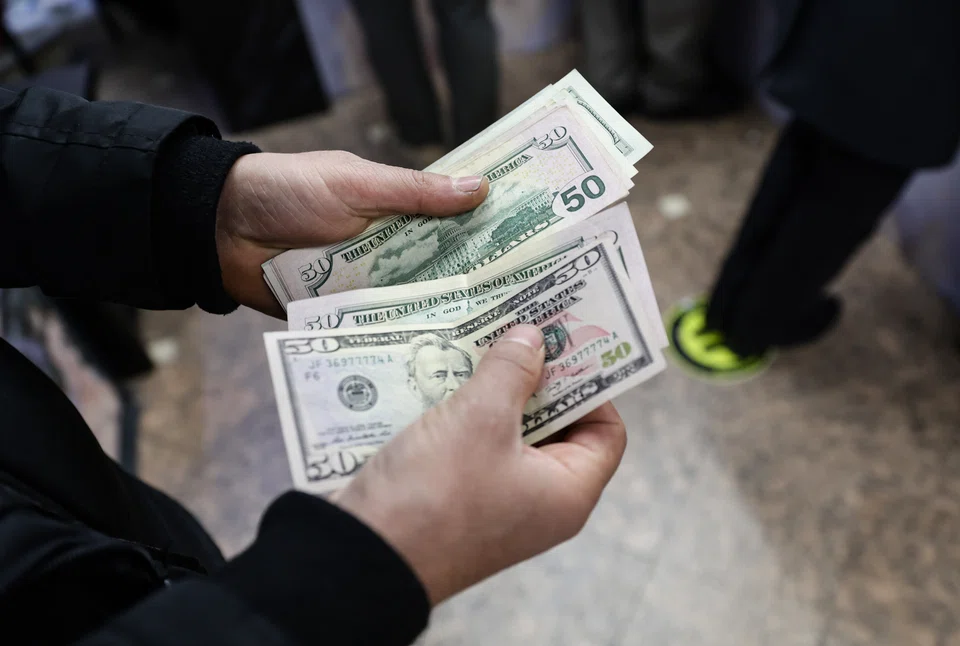 epa11743511 A man shows fifty-dollar bills after his request to convert US Dollars to Turkish lira was rejected at an exchange office, at the Grand Bazaar in Istanbul, Turkey, 27 November 2024. According to Board member of the Foreign Exchange Bureaus Associations (TUYEMDER), Mustafa Unver the authorized exchange offices temporarily stopped buying and selling 50- and 100-dollar bills after an alert of counterfeit dollar bills circulating in Turkey, adding that money counting machines and ATMs cannot detect the counterfeit nature of these banknotes.  EPA-EFE/ERDEM SAHIN