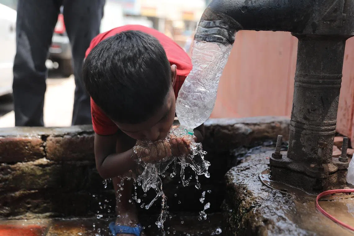 epa11379399 An Indian kid drinks water from a handpump on a hot day in New Delhi, India, 30 May 2024. The India Meteorological Department (IMD) has issued a heat red alert for Delhi, Rajasthan, Haryana, Punjab, and Madhya Pradesh. The IMD Director General M Mohapatra said they are checking the temperature sensor in Delhi's Mungeshpur automatic weather station to see if it is working properly, as there were temperatures of over 50 degrees Celsius recorded on 29 May.  EPA-EFE/RAJAT GUPTA
