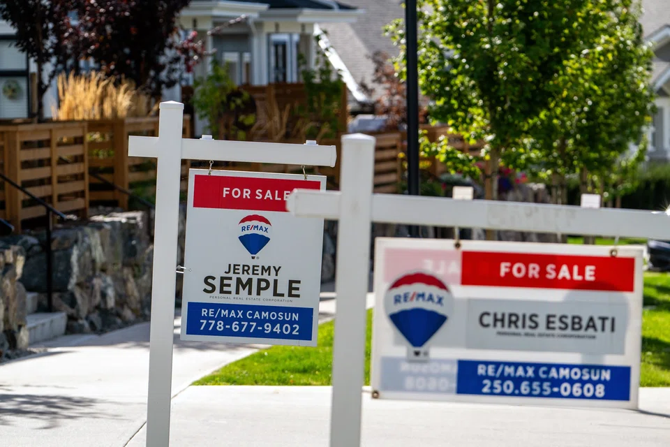 Even as anxiety about tariffs grows, further interest rate reductions are expected to come in time for the crucial spring home-selling season. 