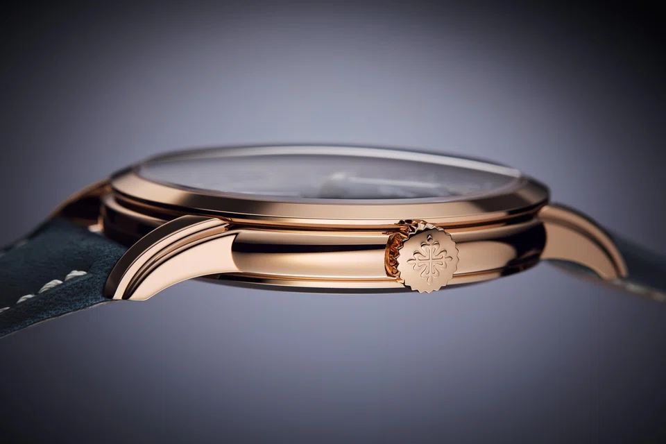 Despite a larger case, the 5224 has a slim profile.


