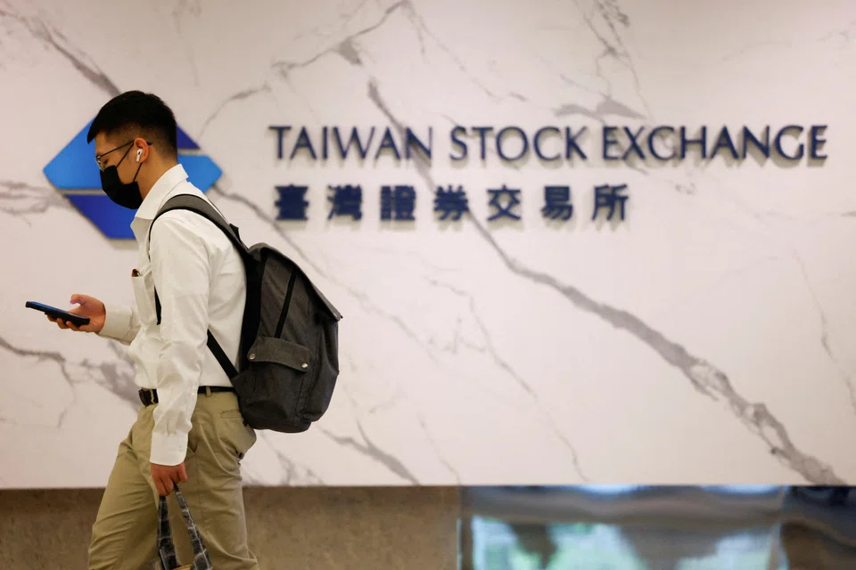 In December, foreigners divested a net US$1.9 billion in Taiwan stocks, for a third straight monthly net sale.
