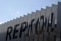 Repsol has started talks to sell a stake in its renewable energy business after receiving an unsolicited approach by an investor.