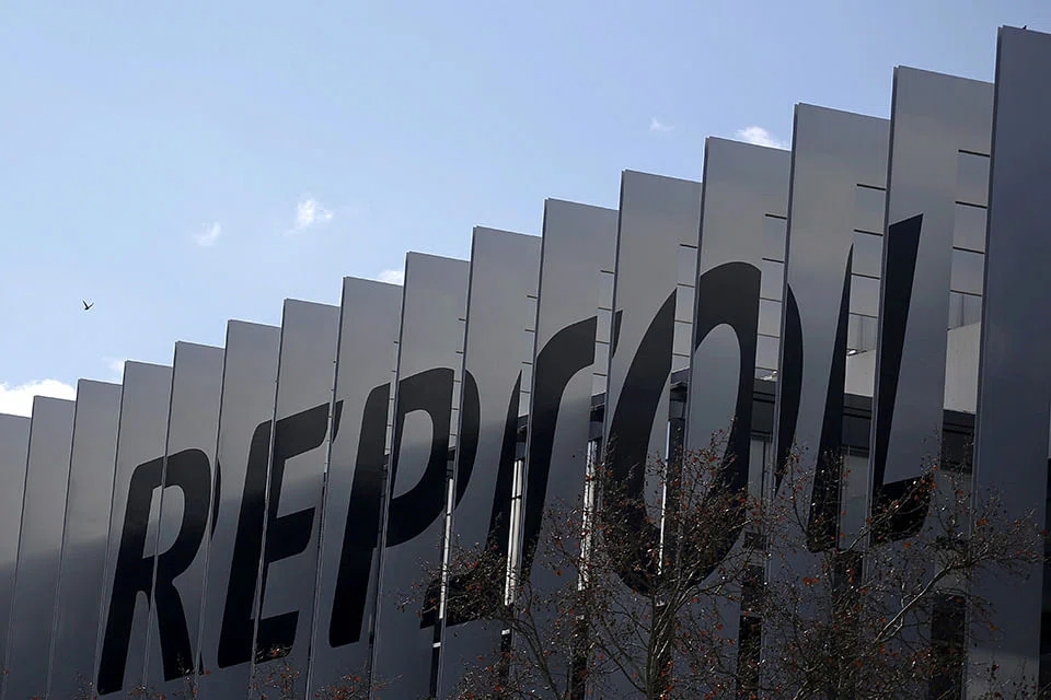 Repsol has started talks to sell a stake in its renewable energy business after receiving an unsolicited approach by an investor.