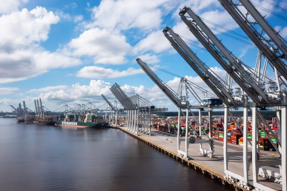 The US current account deficit, which measures the flow of goods, services and investments into and out of the country, contracted by US$2.4 billion, or 1.1 per cent, to US$212.1 billion last quarter.