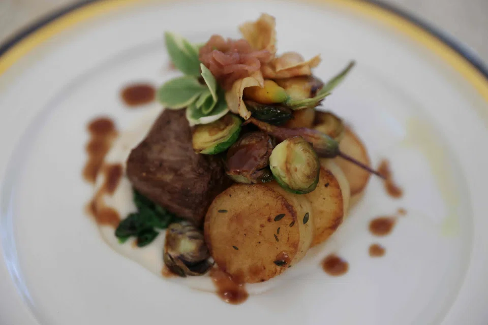 How might an epicurean description of a course of beef, shallot marmalade, triple-cooked butter potatoes, sunchoke and creamed watercress, and red wine reduction sauce, influence a diner's appetite? 