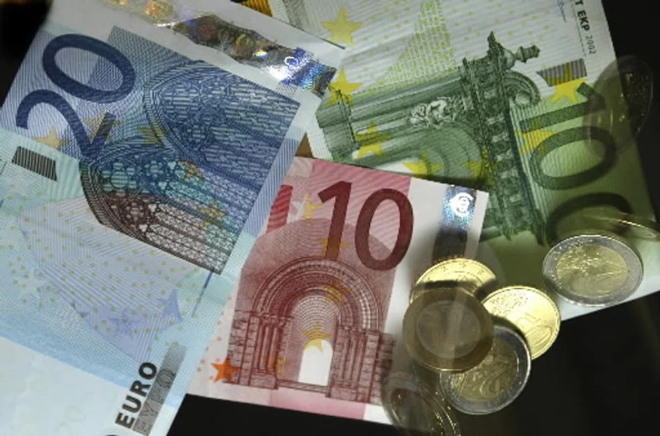 The euro edged 0.1 per cent higher to US$1.0887.