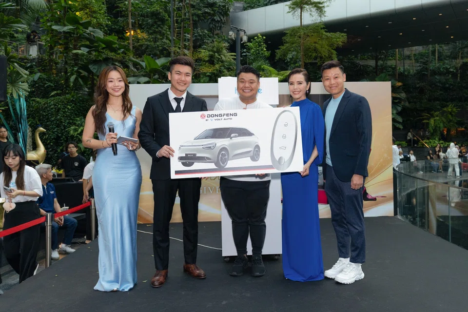 From left: Host Chen Ning, Dongfeng managing director Soh Ming, Dongfeng Box EV car winner’s representative, TV star Zoe Tay and Happie SG founder Benjamin Ling. 