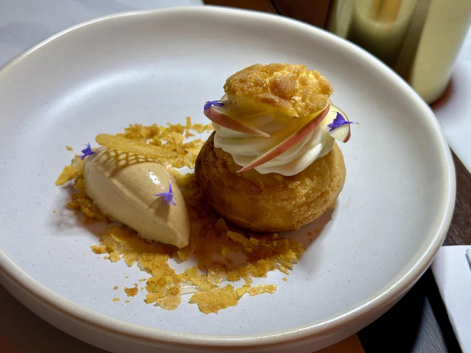 Choux puff filled with apples and honey cream.