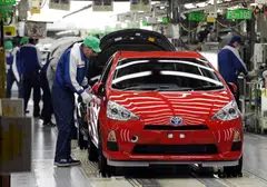 An index of sentiment among the country’s biggest manufacturers edged lower to 12 in March, the Bank of Japan’s quarterly Tankan report showed.