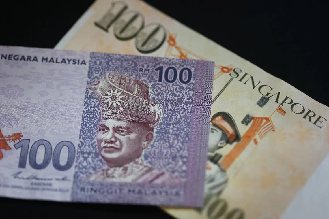 CMG20240415-HengYY02 / 王彦燕 / 拍马币 Malaysia Ringgit bills [SPH] tags: 兑换率, Singapore’s strong exchange rate，currency