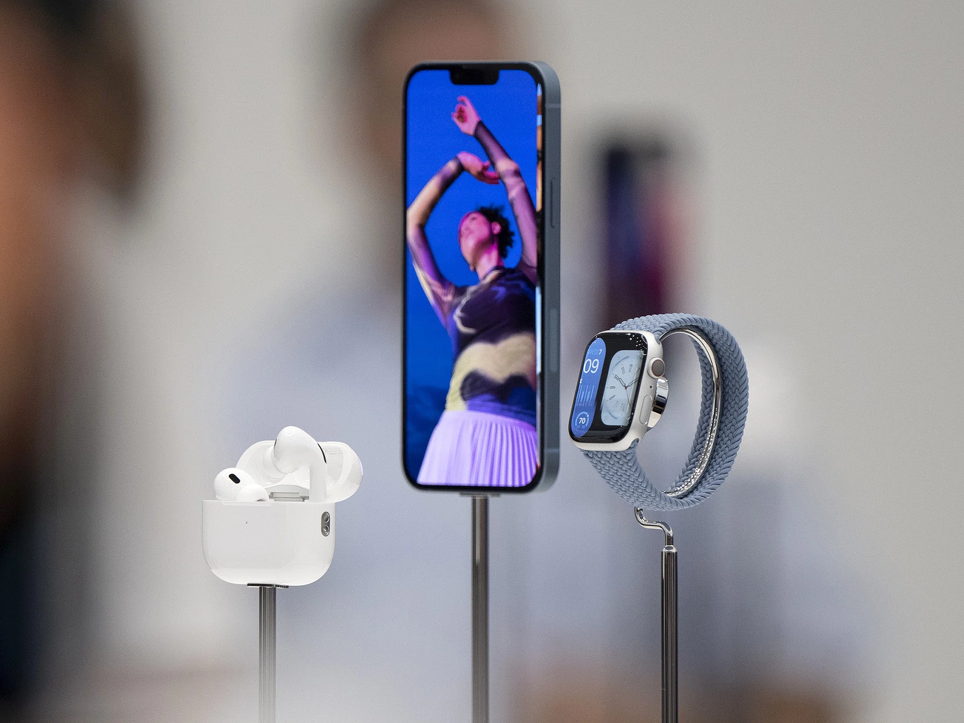 Apple is developing specialised chips for glasses, new Macs and AI ...