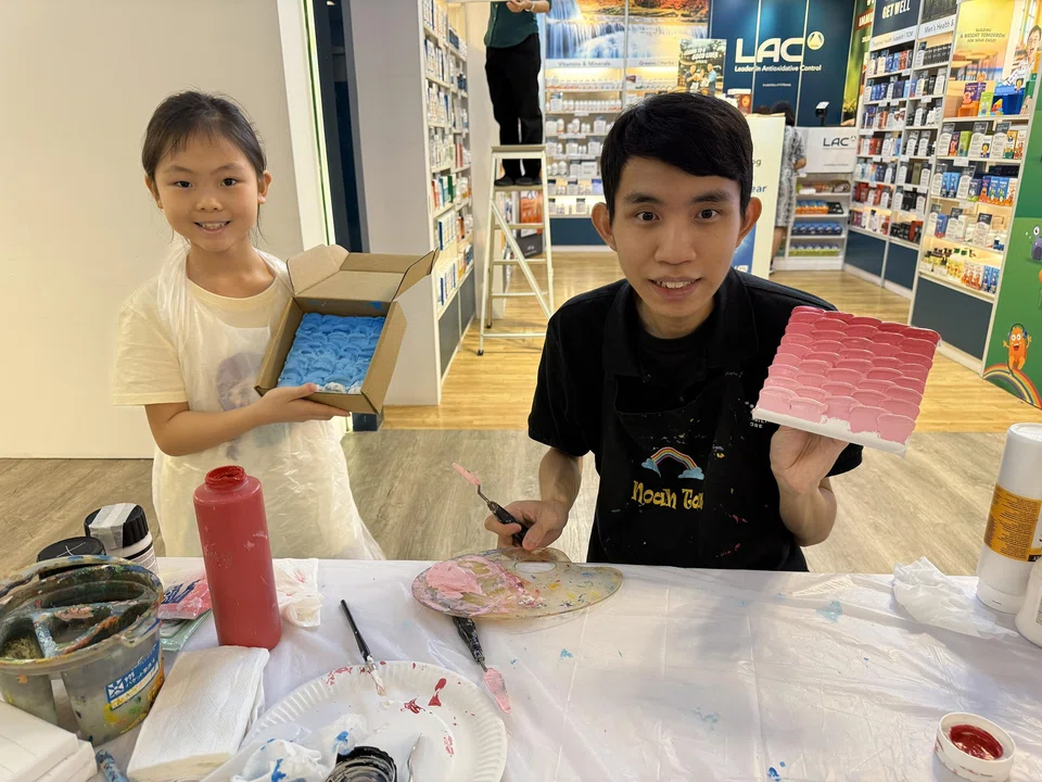 Noah Tan, one of the winners at the inaugural UOL X ART:DIS Art Prize in 2023, runs a workshop on textured art techniques.