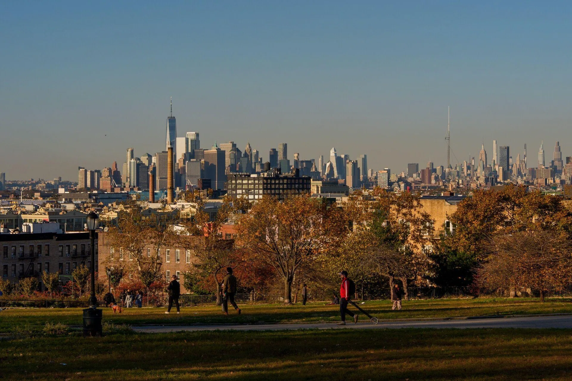 Manhattan home sales rise, juiced up by lower mortgage rates