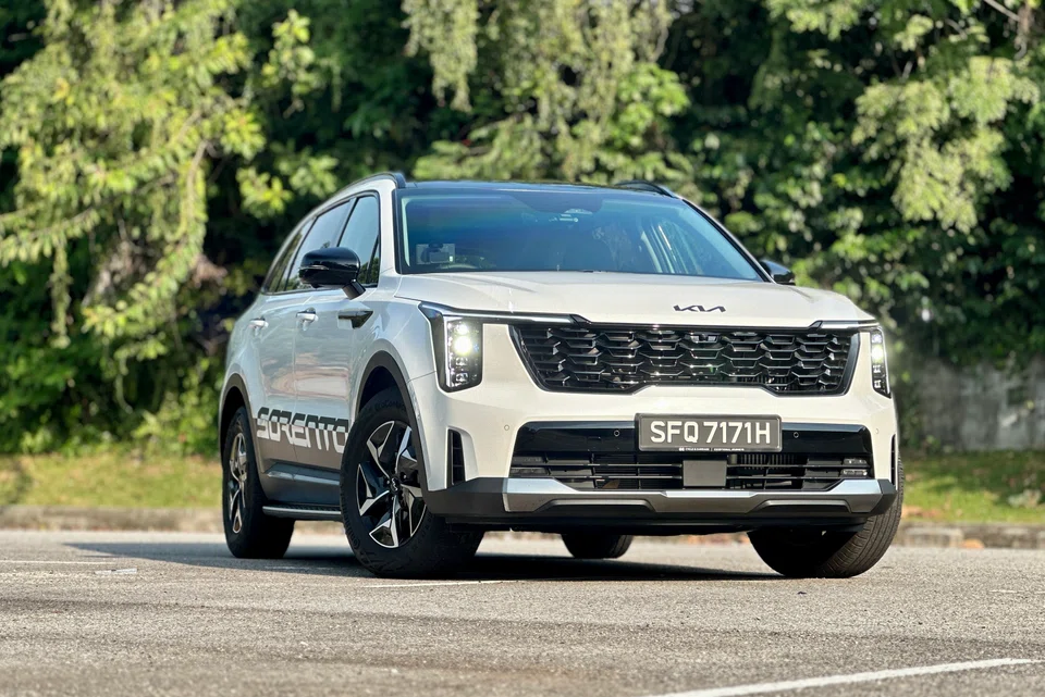 The Sorento takes what is now the more common approach, packing seven seats into a medium sport utility vehicle’s body.