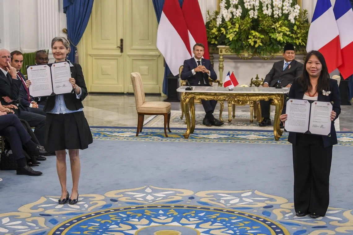 Imelda Tanoto, managing director at RGE (foreground, right) and Helle Kristoffersen (foreground, left), president Asia and member of the executive committee at TotalEnergies, announced a co-investment agreement between RGE and TotalEnergies in the presence of Indonesian President Prabowo Subianto (background, right) and French President Emmanuel Macron.
