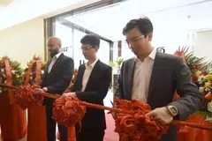 Su Jianfeng (centre) at a ceremony alongside Fidu Properties owner Su Sihai (right) and COO Nazish Khan celebrating the opening of Fidu's office in 2019. 