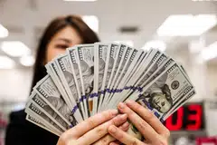 In the fourth quarter of last year, 58 per cent of global reserves were in dollars, down from 71 per cent in the first quarter of 1999, but far ahead of the euro’s 20 per cent.