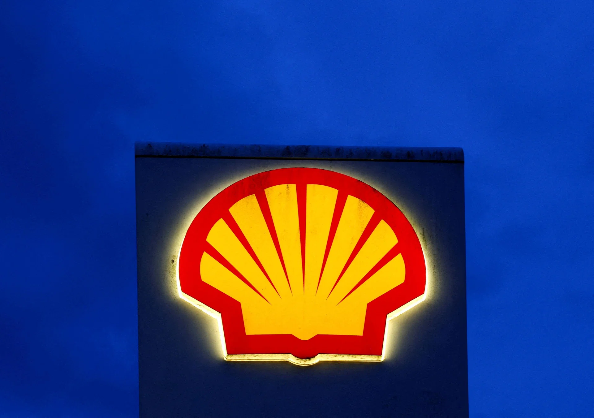 Shell’s profit beats expectations at US.9 billion, cuts share buybacks