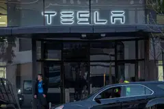 “The currently weakening sales market for electric cars is presenting Tesla with challenges,” says Tesla, adding that it is holding talks with the plant’s works council about the cuts.