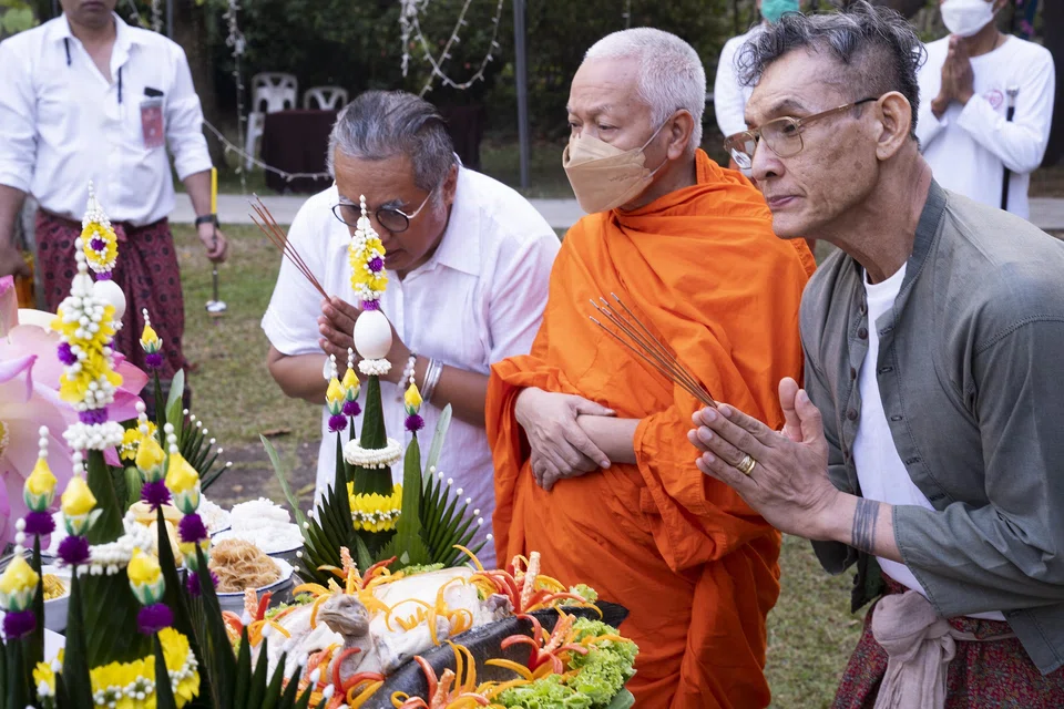 David  Thompson’s partner Tanongsak Yordwai (extreme right) takes part in the wai khru ceremony.