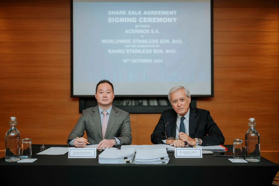 Worldwide Stainless CEO Danny Tan (left) and Acerinox general counsel and board secretary Luis Gimeno, at the share sale agreement signing ceremony.