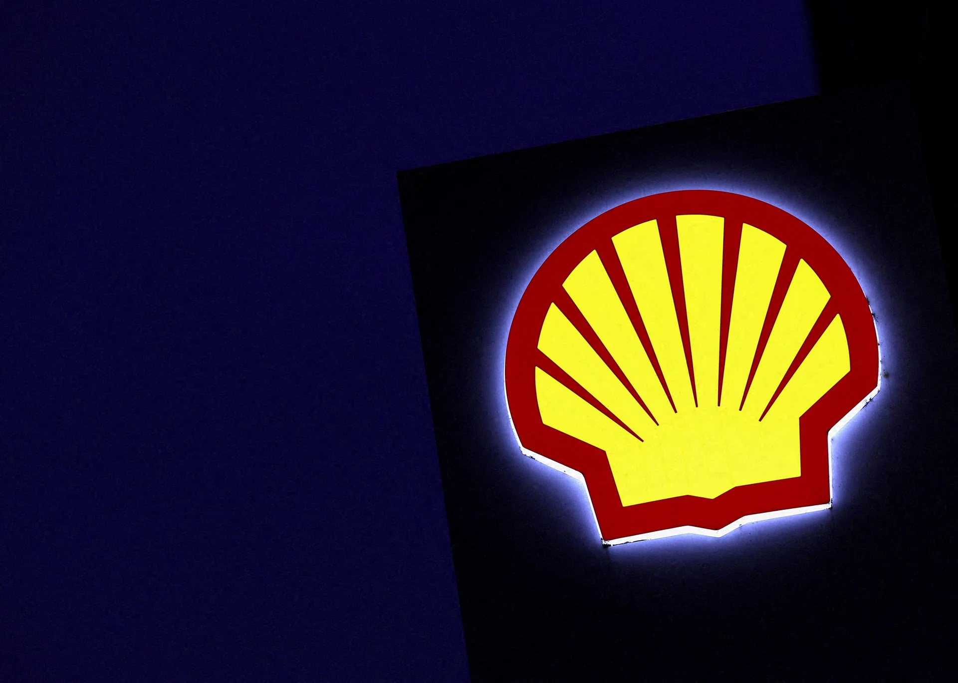 Shell drops two North Sea wind projects in fossil fuel shift