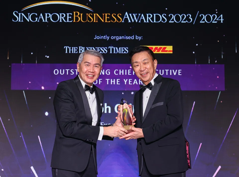 Lim Ming Yan (left), chairman, Singapore Business Federation, presenting the Outstanding Chief Executive of the Year award to Loh Chin Hua; CEO, Keppel Ltd.