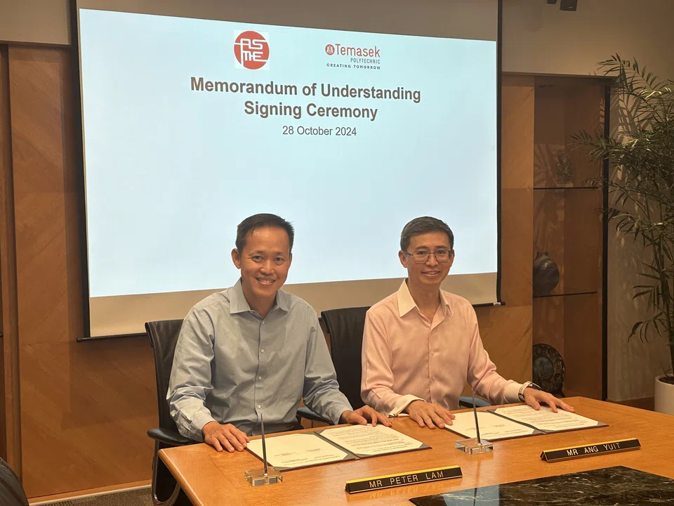 Temasek Polytechnic principal and chief executive Peter Lam (left) and ASME president Ang Yuit. The two parties will work together to advance sustainability efforts among SMEs.