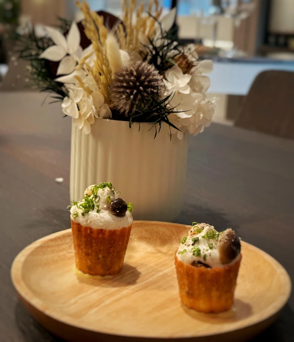 Kueh pie tee shell filled with mushroom espuma is like mushrom soup in an edible cup.