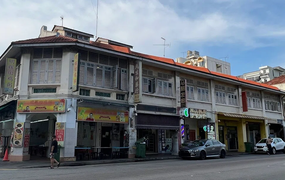 The properties at 311 to 321 Geylang Road have a combined land area of 9,792 sq ft. Four shophouses have two storeys; the remaining two each have two storeys and an attic. 
