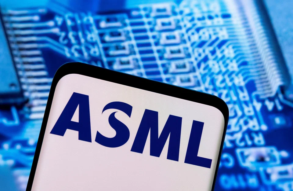 ASML’s earnings showed net profit of 2.1 billion euros on sales of 7.5 billion euros, slightly ahead of analyst estimates.