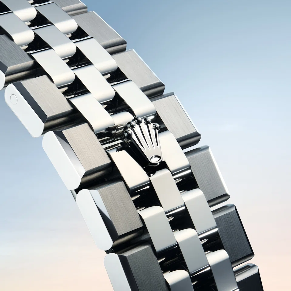 The Oyster Perpetual Land-Dweller has a Flat Jubilee bracelet.