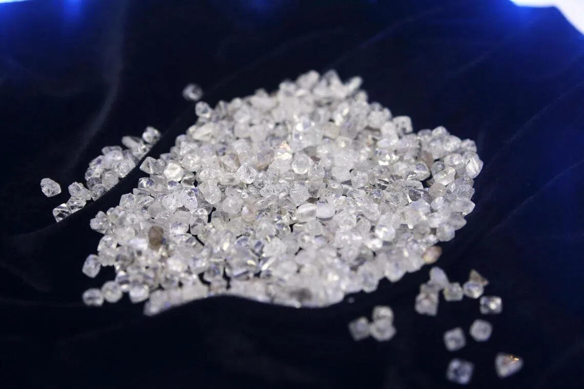 De Beers and other major players in the global gems industry are about to launch a marketing blitz in an attempt to boost the sales of natural diamonds. 