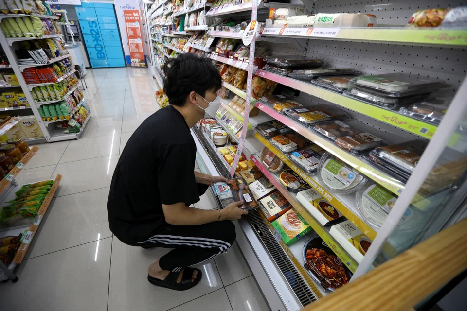 Convenience stores are gaining in popularity as salaried workers in South Korea seek ways to cut costs. 
