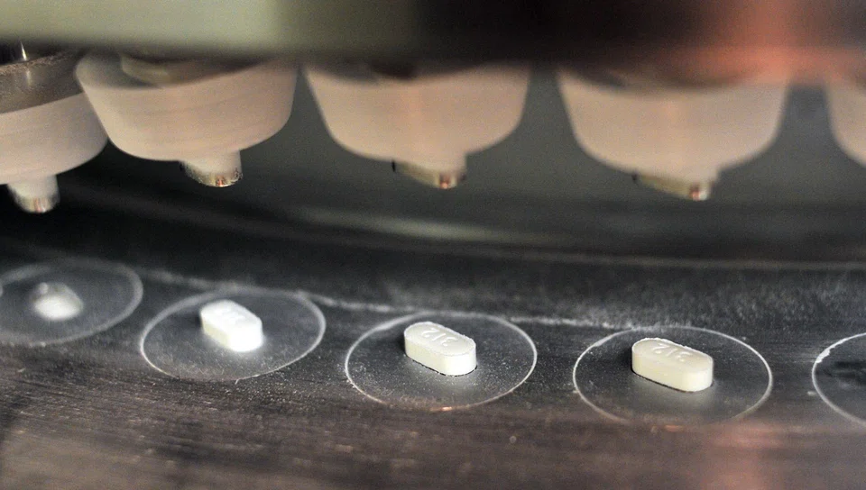 Generally, low to moderate dose statin therapy, such as  simvastatin, is safe and side effects are uncommon.  