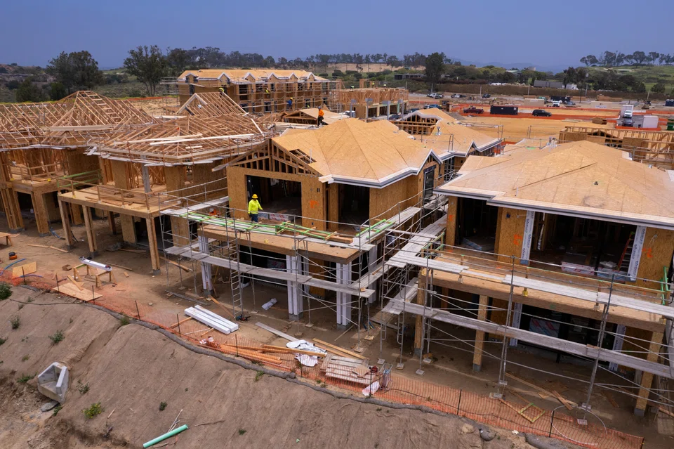 Single-family housing starts, which account for the bulk of homebuilding, fell 2.2 per cent to a seasonally adjusted annual rate of 980,000 units last month, the lowest level since last October.