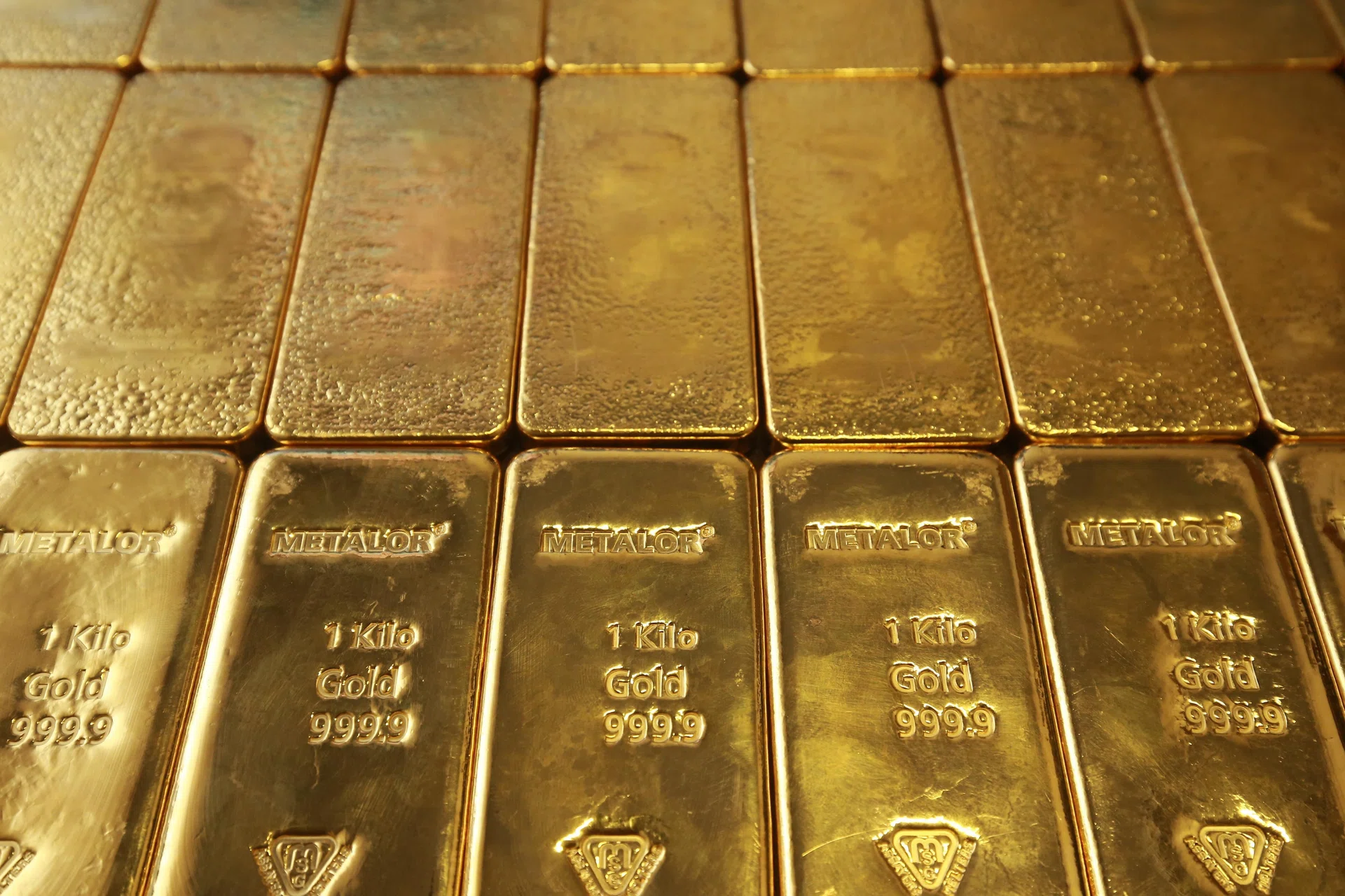 Thai gold traders plan US dollar-based trading to curb baht rally